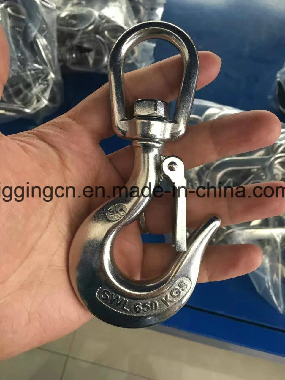 Hook 0.75 Ton 320c Eye Hook with Latch Zinc Plated